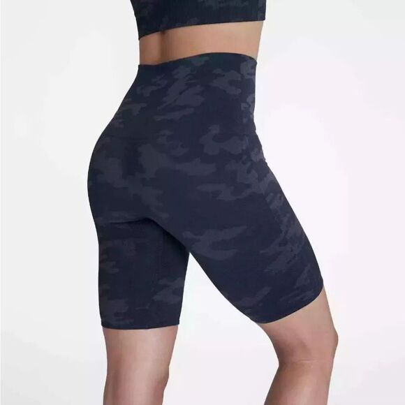 Spanx Black Camo Look At Me Now Seamless Bike Shorts Large NWT - Picture 5 of 12